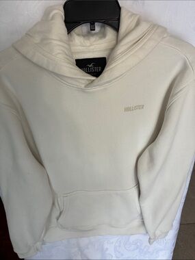 Hollister Men’s Cream Crewneck Hoodie